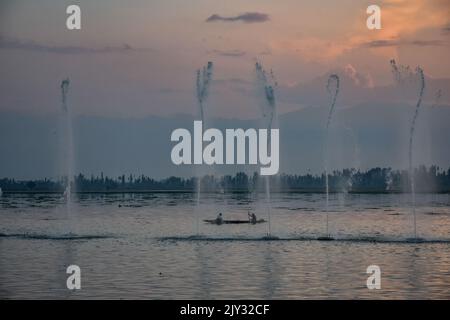 Srinagar, Inde. 07th septembre 2022. Un boatman ferryt un passager le long du lac Dal au coucher du soleil à Srinagar. (Photo de Saqib Majeed/SOPA Images/Sipa USA) crédit: SIPA USA/Alay Live News Banque D'Images