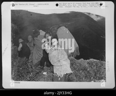 AAF Men a rapporté des captifs de Lolo tribesmen. Cinq membres de l'équipage de la Superforteresse B-29 de la Force aérienne de l'Armée de terre sont détenus en captivité par des membres de tribesmen autochtones Lolo, dans la montagne sauvage de la province de Szechwan occidental, en Chine. Un Skymaster C-47 de l'AAF a décollé de Shangha Banque D'Images