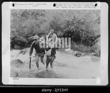 AAF Men a rapporté des captifs de Lolo tribesmen. Cinq membres de l'équipage de la Superforteresse B-29 de la Force aérienne de l'Armée de terre sont détenus en captivité par des membres de tribesmen autochtones Lolo, dans la montagne sauvage de la province de Szechwan occidental, en Chine. Un Skymaster C-47 de l'AAF a décollé de Shangha Banque D'Images