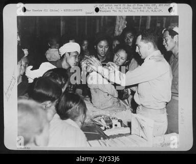 AAF Men a rapporté des captifs de Lolo tribesmen. Cinq membres de l'équipage de la Superforteresse B-29 de la Force aérienne de l'Armée de terre sont détenus en captivité par des membres de tribesmen autochtones Lolo, dans la montagne sauvage de la province de Szechwan occidental, en Chine. Un Skymaster C-47 de l'AAF a décollé de Shangha Banque D'Images