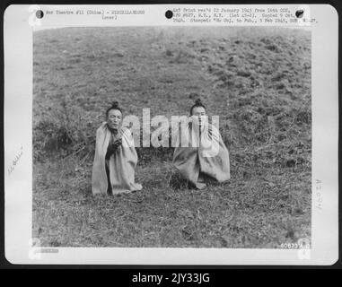 AAF Men a rapporté des captifs de Lolo tribesmen. Cinq membres de l'équipage de la Superforteresse B-29 de la Force aérienne de l'Armée de terre sont détenus en captivité par des membres de tribesmen autochtones Lolo, dans la montagne sauvage de la province de Szechwan occidental, en Chine. Un Skymaster C-47 de l'AAF a décollé de Shangha Banque D'Images