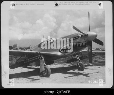 Installation d'une fusée sur Un P-51 nord-américain de la Force aérienne de 14th en Chine. 17 juillet 1944. Banque D'Images