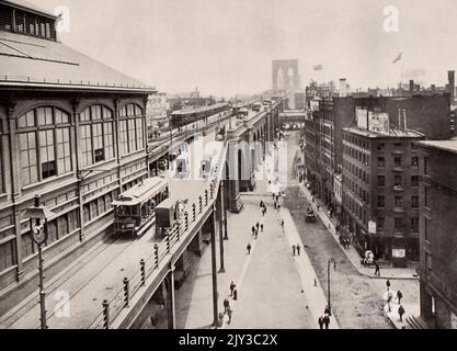 Pont de Brooklyn du côté de New York, montrant Wagon Road, Trolley Line, Elevated Cars et Promenade Banque D'Images