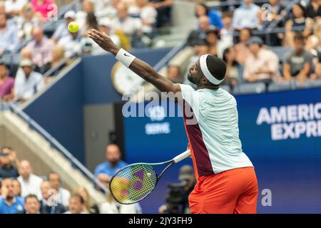 New York, NY - 7 septembre 2022: Frances Tiafoe des Etats-Unis sert pendant le quart de finale des Championnats américains ouverts contre Andrey Rublev au Centre national de tennis de l'USTA Billie Jean King Banque D'Images