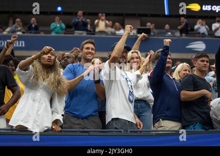 New York, NY - 7 septembre 2022: L'équipe de Frances Tiafoe des Etats-Unis célèbre sa victoire en quart de finale des championnats américains ouverts contre Andrey Rublev au centre national de tennis de l'USTA Billie Jean King Banque D'Images