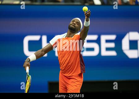 New York, États-Unis. 07th septembre 2022. Frances Tiafoe des Etats-Unis sert pendant le quart-finale des championnats américains ouverts contre Andrey Rublev au centre national de tennis de l'USTA Billie Jean King à New York on. 7 septembre 2022. Tiafoe a gagné en ensembles droits et a déménagé pour la première fois dans sa carrière à la demi-finale. C'est aussi la première fois depuis 2006 qu'un joueur de tennis américain a atteint la demi-finale à l'US Open comme l'a fait Andy Roddick. (Photo de Lev Radin/Sipa USA) crédit: SIPA USA/Alay Live News Banque D'Images