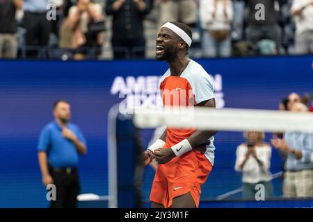 New York, États-Unis. 07th septembre 2022. Frances Tiafoe des États-Unis réagit lors du quart-finale des championnats américains ouverts contre Andrey Rublev au centre national de tennis de l'USTA Billie Jean King à New York. 7 septembre 2022. Tiafoe a gagné en ensembles droits et a déménagé pour la première fois dans sa carrière à la demi-finale. C'est aussi la première fois depuis 2006 qu'un joueur de tennis américain a atteint la demi-finale à l'US Open comme l'a fait Andy Roddick. (Photo de Lev Radin/Sipa USA) crédit: SIPA USA/Alay Live News Banque D'Images