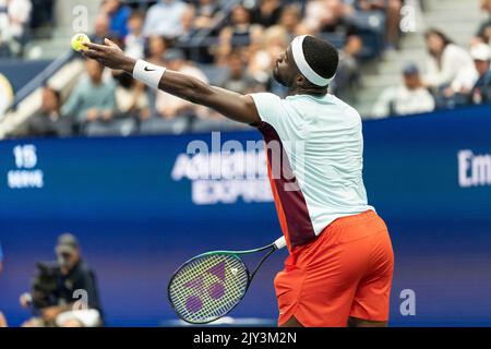 New York, États-Unis. 07th septembre 2022. Frances Tiafoe des Etats-Unis sert pendant le quart-finale des championnats américains ouverts contre Andrey Rublev au centre national de tennis de l'USTA Billie Jean King à New York on. 7 septembre 2022. Tiafoe a gagné en ensembles droits et a déménagé pour la première fois dans sa carrière à la demi-finale. C'est aussi la première fois depuis 2006 qu'un joueur de tennis américain a atteint la demi-finale à l'US Open comme l'a fait Andy Roddick. (Photo de Lev Radin/Sipa USA) crédit: SIPA USA/Alay Live News Banque D'Images