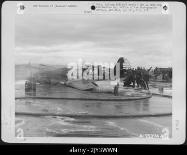 Un pompier combat les flammes d'Un Curtiss en feu P-40 (A/C 41-13428) qui s'est écrasé sur un aérodrome en Islande. 30 août 1941. Banque D'Images