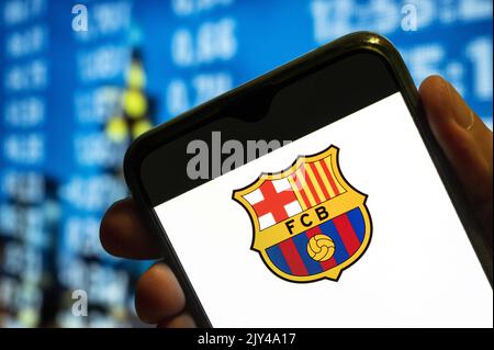 Chine. 25th juillet 2022. Sur cette photo, le logo du Futbol Club Barcelona est affiché sur l'écran d'un smartphone. (Credit image: © Budrul Chukrut/SOPA Images via ZUMA Press Wire) Banque D'Images