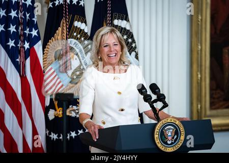 Washington, DC, États-Unis. 7th septembre 2022. La première dame, le Dr Jill Biden, parle lors d'une cérémonie avec l'ancien président américain Barack Obama et l'ancienne première dame Michelle Obama pour le dévoilement de leurs portraits officiels à la Maison Blanche à Washington, DC, Etats-Unis, le mercredi 7 septembre, 2022. Les portraits de Barack Obama et de Michelle Obama, acquis et commandé par la White House Historical Association, ont été peints respectivement par Robert McCurdy et Sharon. Credit: Al Drago/Pool via CNP/dpa/Alay Live News Banque D'Images