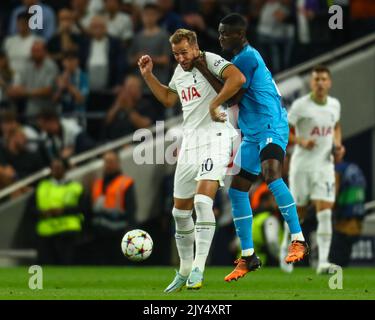 Londres, Royaume-Uni. 07th septembre 2022. Harry Kane lutte avec Eric Bailly lors du match du groupe D de la Ligue des champions de l'UEFA entre Tottenham Hotspur et Marseille au stade Tottenham Hotspur sur 7 septembre 2022, à Londres, en Angleterre. (Photo de John Rainford/phcimages.com) crédit: PHC Images/Alamy Live News Banque D'Images