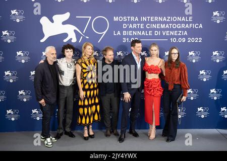 Lido Di Venezia, Italie. 07th septembre 2022. (G-D) Iain Canning, Zen McGrath, Laura Dern, directrice Florian Zeller, Hugh Jackman, Vanessa Kirby et Joanna Laurie assistent à la séance photo de « le fils » au Festival international du film de Venise 79th sur 07 septembre 2022 à Venise, en Italie. © photo: Cinzia Camela. Crédit : Agence photo indépendante/Alamy Live News Banque D'Images