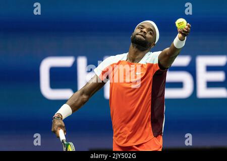 New York, NY - 7 septembre 2022: Frances Tiafoe des Etats-Unis sert pendant le quart de finale des Championnats américains ouverts contre Andrey Rublev au Centre national de tennis de l'USTA Billie Jean King Banque D'Images