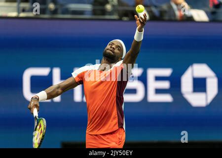 New York, NY - 7 septembre 2022: Frances Tiafoe des Etats-Unis sert pendant le quart de finale des Championnats américains ouverts contre Andrey Rublev au Centre national de tennis de l'USTA Billie Jean King Banque D'Images