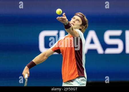 New York, NY - 7 septembre 2022: Andrey Rublev sert pendant le quart de finale des Championnats américains ouverts contre Frances Tiafoe des Etats-Unis au Centre national de tennis de l'USTA Billie Jean King Banque D'Images