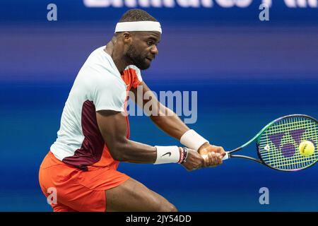 New York, États-Unis. 07th septembre 2022. Frances Tiafoe des Etats-Unis retourne le ballon lors du quart de finale des championnats américains ouverts contre Andrey Rublev au centre national de tennis de l'USTA Billie Jean King à New York. 7 septembre 2022. Tiafoe a gagné en ensembles droits et a déménagé pour la première fois dans sa carrière à la demi-finale. C'est aussi la première fois depuis 2006 qu'un joueur de tennis américain a atteint la demi-finale à l'US Open comme l'a fait Andy Roddick. (Photo de Lev Radin/Sipa USA) crédit: SIPA USA/Alay Live News Banque D'Images