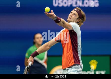 New York, États-Unis. 07th septembre 2022. Andrey Rublev sert pendant le quart de finale des championnats américains ouverts contre Frances Tiafoe des États-Unis au centre de tennis national de l'USTA Billie Jean King à New York on. 7 septembre 2022. Tiafoe a gagné en ensembles droits et a déménagé pour la première fois dans sa carrière à la demi-finale. C'est aussi la première fois depuis 2006 qu'un joueur de tennis américain a atteint la demi-finale à l'US Open comme l'a fait Andy Roddick. (Photo de Lev Radin/Sipa USA) crédit: SIPA USA/Alay Live News Banque D'Images