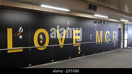 Love MCR, Love Manchester with Bees, symbole de la ville, entrée du Manchester Victoria Arena, site de bombardements terroristes Banque D'Images