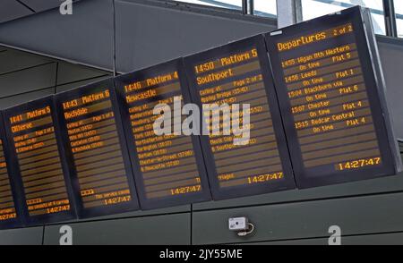 Manchester Victoria Mainline gare départs embarquement, Clitheroe, Rochdale, Newcastle, Southport, Wigan North Western, Blackburn, Chester, Redcar Central Banque D'Images