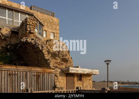 CÉSARÉE, Israël - 11 août 2022 : touristes au port antique de Césarée. L'ancienne ville et le port de Césarée Maritima ont été construits par Hérode le Grand About Banque D'Images