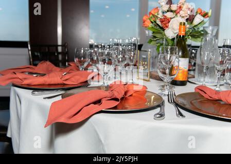 Le lieu de réception après la cérémonie de mariage a un cadre élégant à chaque table fpr les invités. Banque D'Images