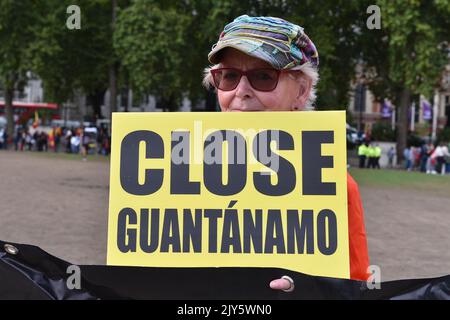 Londres, Angleterre, Royaume-Uni. 7th septembre 2022. L'activiste tient un écriteau pendant la manifestation sur la place du Parlement. Les militants d'Amnesty International dans des procès orange ont organisé une manifestation appelant à la fermeture de la prison tristement célèbre de Guantanamo Bay. (Image de crédit : © Thomas Krych/ZUMA Press Wire) Banque D'Images