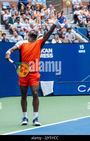 Frances Tiafoe (Etats-Unis) en compétition en R4 à l'US Open de 2022. Banque D'Images