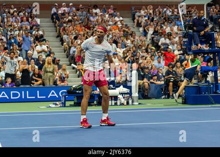 Rafael Nadal (ESP) en compétition en 4R à l'US Open de 2022. Banque D'Images