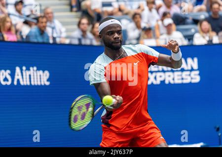 Frances Tiafoe (Etats-Unis) en compétition en R4 à l'US Open de 2022. Banque D'Images