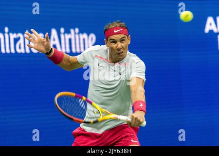 Rafael Nadal (ESP) en compétition en 4R à l'US Open de 2022. Banque D'Images