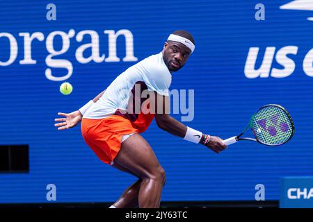 Frances Tiafoe (Etats-Unis) en compétition en R4 à l'US Open de 2022. Banque D'Images