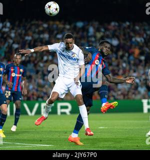 Barcelone, Espagne. 7th septembre 2022. Franck Kessie (R) de Barcelone vies avec Jhon Mosquera de Viktoria Plzen lors du match du groupe C de la Ligue des champions de l'UEFA entre le FC Barcelone et le FC Viktoria Plzen à Barcelone, Espagne, le 7 septembre 2022. Crédit : Joan Gosa/Xinhua/Alay Live News Banque D'Images