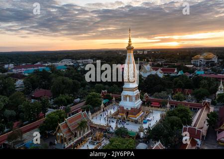 Phra que Phanom, un respect de Nakhon Phanom peuple à la pagode d'Or, s'installe au centre du temple. Banque D'Images