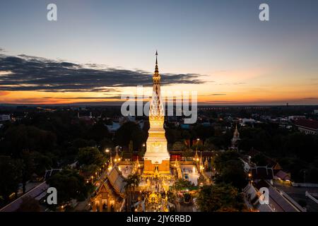 Phra que Phanom, un respect de Nakhon Phanom peuple à la pagode d'Or, s'installe au centre du temple. Banque D'Images