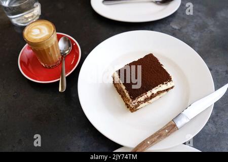 Tiramisu et piccolo à Bella Brutta, pizzeria moderne de Newtown, Sydney — Nouvelle-Galles du Sud, Australie Banque D'Images