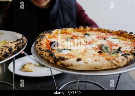 Une margherita au feu de bois au Bella Brutta, pizzeria moderne de Newtown, Sydney — Nouvelle-Galles du Sud, Australie Banque D'Images