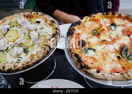 Une margherita et une pizza à la pomme de terre rôtie et à la gorgonzola avec guanchiale au Bella Brutta, une pizzeria moderne de Newtown, Sydney — Nouvelle-Galles du Sud, Australie Banque D'Images