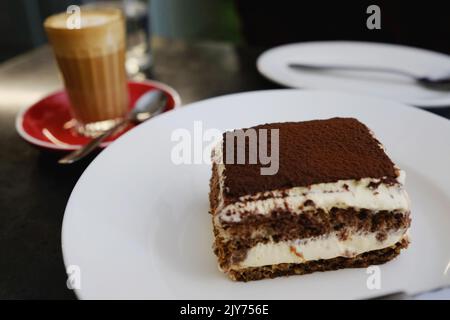 Tiramisu et piccolo à Bella Brutta, pizzeria moderne de Newtown, Sydney — Nouvelle-Galles du Sud, Australie Banque D'Images