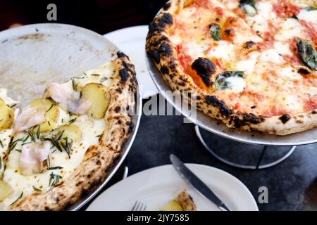 Une margherita et une pizza à la pomme de terre rôtie et à la gorgonzola avec guanchiale au Bella Brutta, une pizzeria moderne de Newtown, Sydney — Nouvelle-Galles du Sud, Australie Banque D'Images