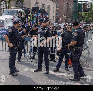 BROOKLYN, N.Y. – 5 septembre 2022 : les policiers de la ville de New York sont vus à la parade de la fête des Indiens de l'Ouest. Banque D'Images