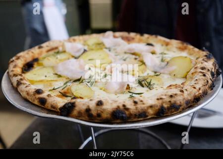 Pizza à la pomme de terre rôtie et à la gorgonzola avec guanchiale au Bella Brutta, une pizzeria moderne de Newtown, Sydney — Nouvelle-Galles du Sud, Australie Banque D'Images