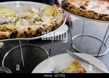 Pizza à la pomme de terre rôtie et à la gorgonzola avec guanchiale au Bella Brutta, une pizzeria moderne de Newtown, Sydney — Nouvelle-Galles du Sud, Australie Banque D'Images