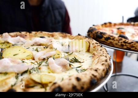 Pizza à la pomme de terre rôtie et à la gorgonzola avec guanchiale au Bella Brutta, une pizzeria moderne de Newtown, Sydney — Nouvelle-Galles du Sud, Australie Banque D'Images