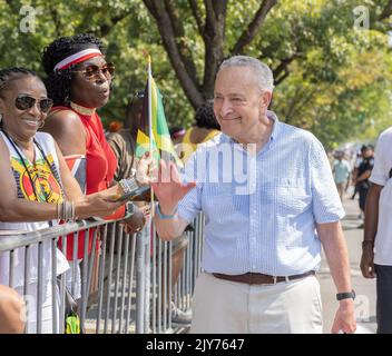 BROOKLYN, N.Y. – 5 septembre 2022 : le sénateur Chuck Schumer (D-NY) accueille des spectateurs lors de la parade de la Journée des Indiens de l'Ouest à New York. Banque D'Images