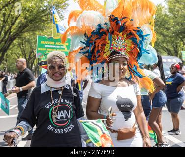 BROOKLYN, New York – 5 septembre 2022 : les fêtards participent à la parade de la fête des Indiens de l'Ouest de New York. Banque D'Images