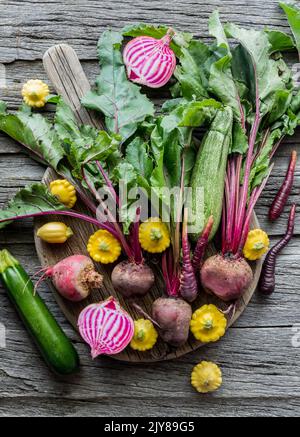 Vue de haut en bas des légumes-racines frais, y compris les betteraves, les courgettes et les courges. Banque D'Images