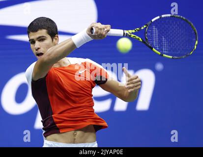 Flushing Meadow, United a déclaré. 07th septembre 2022. Carlos Alcaraz, d'Espagne, retourne une balle à Jannik, sinner d'Italie, dans les quarts de finale des Championnats américains de tennis 2022 à l'Open Arthur Ashe Stadium au Centre national de tennis de l'USTA Billie Jean King à New York, mercredi, 7 septembre 2022. Photo de John Angelillo/UPI crédit: UPI/Alay Live News Banque D'Images