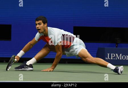 New York, GBR. 07th septembre 2022. New York Flushing Meadows US Open Day 10 07/09/2022 Carlos Alcaraz (ESP) quart final match Credit: Roger Parker/Alay Live News Banque D'Images