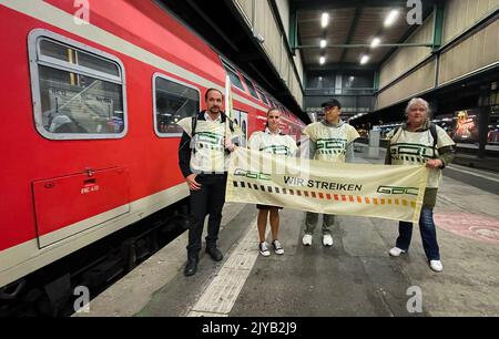 Stuttgart, Allemagne. 08th septembre 2022. Les employés font grève sur une voie ferrée à la gare centrale de Stuttgart. Dans le conflit avec SWEG Bahn Stuttgart GmbH, le syndicat allemand des conducteurs de train (GDL) a annoncé une grève d'avertissement pour le jeudi 08.09.2022. Les voyageurs doivent s'attendre à des annulations et des retards dans la circulation ferroviaire régionale dans le Bade-Wurtemberg. Credit: Christoph Schmidt/dpa/Alay Live News Banque D'Images